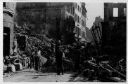1 vue  - Rue Gutenberg à l\'angle de la Rue du Miroir, immeubles éventrés, décombres. (ouvre la visionneuse)