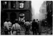 ouvrir dans la visionneuse : Rue Gutenberg après le bombardement aérien du 11 août 1944.