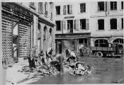 1 vue  - Place Gutenberg à l\'entrée de la Rue Gutenberg. Opérations de déblaiement suite au bombardement aérien du 11 août 1944. (ouvre la visionneuse)