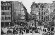 1 vue  - Place Gutenberg, après le bombardement aérien du 11 août 1944. (ouvre la visionneuse)