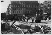 ouvrir dans la visionneuse : Place Gutenberg, opérations de déblaiement après le bombardement aérien du 11 août 1944 .