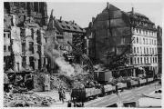 1 vue  - Place Gutenberg, décombres des immeubles situés entre la rue des Hallebardes et la rue Mercière suite au bombardement aérien du 11 août 1944. (ouvre la visionneuse)