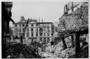 1 vue  - Place Gutenberg n°11 et 12, opérations de déblaiement après le bombardement aérien du 11 août 1944. (ouvre la visionneuse)