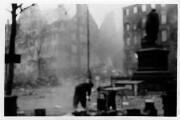 2 vues  - Place Gutenberg après le bombardement aérien du 11 août 1944. (ouvre la visionneuse)