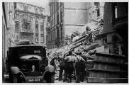 1 vue  - Rue Sainte-Hélène n°16, décombres de l\'immeuble et opérations de déblaiement après le bombardement aérien du 11 août 1944. (ouvre la visionneuse)