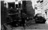 1 vue  - Rue Sainte-Hélène, décombre d\'un immeuble et opérations de déblaiement après le bombardement aérien du 11 août 1944. (ouvre la visionneuse)