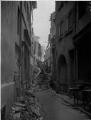 ouvrir dans la visionneuse : Rue du Vieil-Hôpital après le bombardement aérien du 11 août 1944.