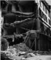 ouvrir dans la visionneuse : Rue des Juifs n°2, décombres de l'immeuble suite au bombardement aérien du 11 août 1944.