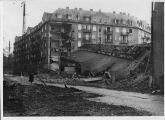 ouvrir dans la visionneuse : Rue de Lausanne, décombres du garage automobile Renault bombardé le 11 août 1944.