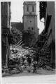 ouvrir dans la visionneuse : Eglise Sainte-Madeleine, intérieur de l'édifice et alentours après le bombardement aérien du 11 août 1944 .