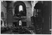 ouvrir dans la visionneuse : Eglise Sainte-Madeleine, intérieur de l'édifice après le bombardement aérien du 11 août 1944.