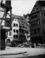 1 vue  - Place du Marché-aux-Cochons-de-Lait, dégâts sur les immeubles dus au bombardement aérien du 11 août 1944. (ouvre la visionneuse)