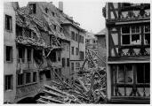 ouvrir dans la visionneuse : Place du Marché-aux-Cochons-de-Lait, dégâts sur les immeubles dus au bombardement aérien du 11 août 1944.