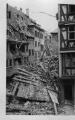 ouvrir dans la visionneuse : Place du Marché-aux-Cochons-de-Lait, dégâts sur les immeubles dus au bombardement aérien du 11 août 1944.