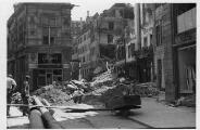 2 vues  - Rue du Vieux-Marché-aux-Grains après le bombardement aérien du 11 août 1944. (ouvre la visionneuse)