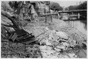ouvrir dans la visionneuse : Place du Marché-aux-Poissons (bords de l'Ill) après le bombardement aérien du 11 août 1944.