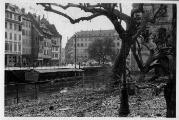 ouvrir dans la visionneuse : Place du Marché-aux-Poissons vers la place du Corbeau après le bombardement aérien du 11 août 1944.