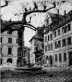 1 vue  - Place du Marché-aux-Poissons, dégâts sur les immeubles, décombres et fontaine après le bombardement aérien du 11 août 1944. (ouvre la visionneuse)