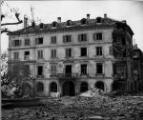 1 vue  - Place du Marché-aux-Poissons n°4 après le bombardement aérien du 11 août 1944. (ouvre la visionneuse)