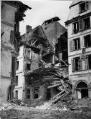 ouvrir dans la visionneuse : Place du Marché-aux-Poissons, façades d'immeubles éventrés suite au bombardement aérien du 11 août 1944.