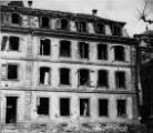 ouvrir dans la visionneuse : Place du Marché-aux-Poissons n°4 après le bombardement aérien du 11 août 1944.