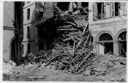 1 vue  - Place du Marché-aux-Poissons après le bombardement aérien du 11 août 1944. (ouvre la visionneuse)