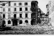 1 vue  - Place du Marché-aux-Poissons après le bombardement aérien du 11 août 1944. (ouvre la visionneuse)