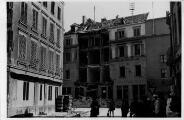 1 vue  - Rue du Marché, immeubles détruits lors du bombardement aérien du 11 août 1944. (ouvre la visionneuse)