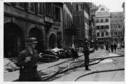 1 vue  - Rue Mercière vers la place Gutenberg après le bombardement aérien du 11 août 1944. (ouvre la visionneuse)