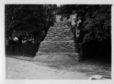 ouvrir dans la visionneuse : Strasbourg évacué, printemps 1940. Monument Lezay-Marnesia protégé par des sacs de sable.