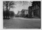 1 vue  - Strasbourg évacué, printemps 1940. Place de la République, bibliothèque universitaire et conservatoire. (ouvre la visionneuse)