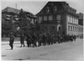 1 vue  - Sélestat, colonne de prisonniers français dans une rue de la ville, juin 1940. (ouvre la visionneuse)