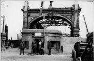 1 vue  - Ancien fortin français situé du coté strasbourgeois du Pont de Kehl (Pont du Rhin), Garde militaire allemande, drapeau à croix gammée. 21 juin 1940. (ouvre la visionneuse)