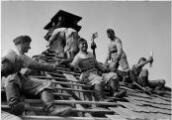 1 vue  - Soldats allemands entrain de poser des tuiles sur un toit. (ouvre la visionneuse)