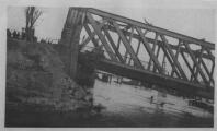 2 vues  - Pont du Rhin (pont routier) après bombardement. (ouvre la visionneuse)