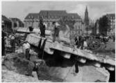ouvrir dans la visionneuse : Strasbourg, opération de déblaiement du pont de la Bourse détruit lors d'un bombarbement en 1940.