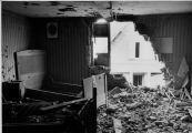 ouvrir dans la visionneuse : Strasbourg, rue de Molsheim, bombardement de 1940, dégats sur les immeubles de la rue dus au souffle de l'explosion de la centrale électrique, intérieur d'un appartement dévasté (2 vues)