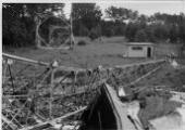 ouvrir dans la visionneuse : Brumath, émetteur de radiodiffusion détruit par l'armée française en 1940, vu du bâtiment et des pylônes / emetteurs à terre.