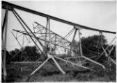 ouvrir dans la visionneuse : Brumath, émetteur de radiodiffusion détruit par l'armée française en 1940, vue des pylônes / emetteurs à terre.