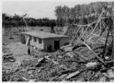 1 vue  - Brumath, émetteur de radiodiffusion détruit par l\'armée française en 1940, vue des pylônes / emetteurs à terre. (ouvre la visionneuse)