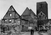 ouvrir dans la visionneuse : Lauterbourg, destruction de la ville suite au bombardement de mai 1940, Porte moyenne et maisons détruites dans la Grand'rue.
