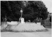 ouvrir dans la visionneuse : Place de l'Université, monument Goethe après enlèvement des sacs de protection. 03 juillet 1940.