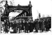 ouvrir dans la visionneuse : Visite Officielle d'Adolf Hitler en Alsace, photo de groupe devant le pont du Rhin à Strasbourg. 28 juin 1940.