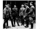 ouvrir dans la visionneuse : Visite officielle d'Adolf Hitler en Alsace, photo de groupe en juin 1940 au quarier général de Freundenstadt (Allemagne, Bade-Wurtemberg).