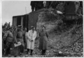 1 vue  - Visite officielle d\'Adolf Hitler en Alsace, inspection d\'un bunker français détruit au bord du Rhin. (ouvre la visionneuse)