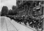 ouvrir dans la visionneuse : Avenue des Vosges, passage d'une colonne de prisonniers de guerre français.
