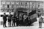 ouvrir dans la visionneuse : Retour des troupes. Soldats et officiers de la Wehrmacht et un membre de la SA posent place Kléber pour une photo-souvenir à côté d'un drapeau français. Juillet 1940.
