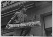1 vue  - Germanisation. Changement de dénomination de la rue du 22 Novembre, mise en place de la plaque de rue \'Strasse des 19. Juni\'. (ouvre la visionneuse)