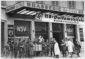 1 vue  - Soupe populaire de la NSV [NS - Volkswohlfahrt] installée dans la \'Brasserie de l\'Est\' rue de Faubourg National. (ouvre la visionneuse)