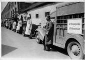 ouvrir dans la visionneuse : La NSV assure la distribution de repas et met en place des postes de secours dans toutes les communes d'Alsace. [Poste d'approvisionnement de l'aide sociale, Mulhouse, 27 juillet 1940].